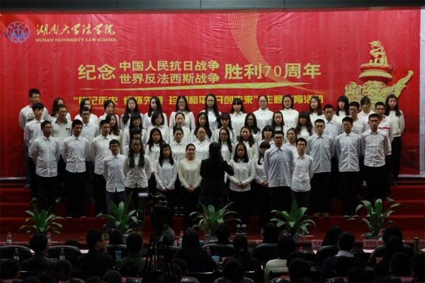 2014级和2015级法学二班演唱歌曲《中国人民抗日军政大学校歌》《中国,中国,鲜红的太阳永不落》.JPG