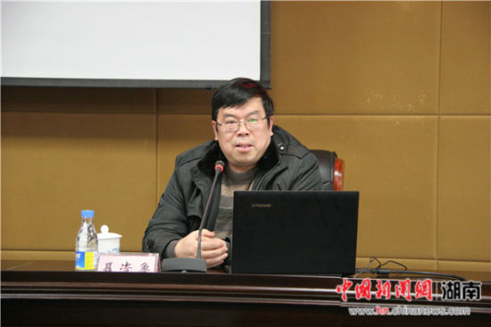 国产av
聂资鲁教授作《深入推进依法治国伟大战略:学习贯彻习近平总书记关于全面依法治国重要论述》专题讲座。.jpg